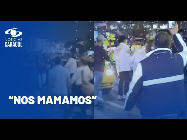 ⁣En enfrentamientos con motociclistas acabó bloqueo de taxistas cerca de aeropuerto El Dorado