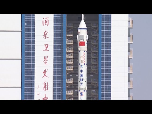 ⁣Shenzhou-18 spaceship, rocket combination transferred to launch pad
