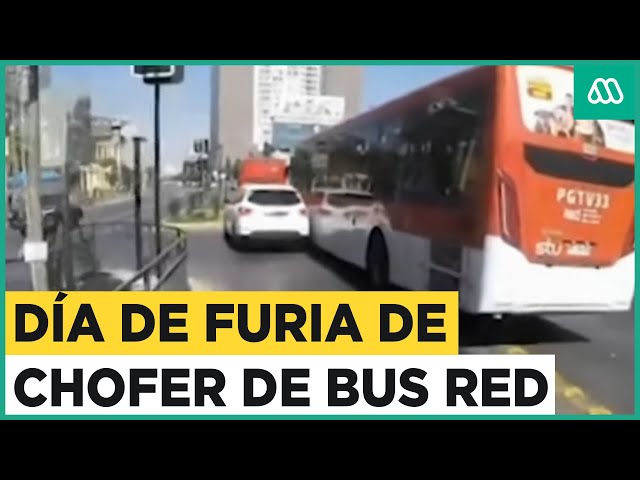 ⁣El día de furia de conductor de bus Red: Chofer arremete contra auto particular