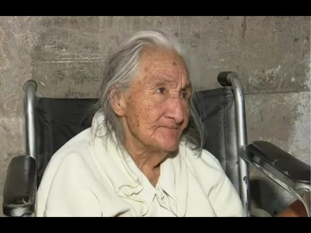⁣Abuelita de 92 años sale a trabajar todos los días para ayudar en su casa