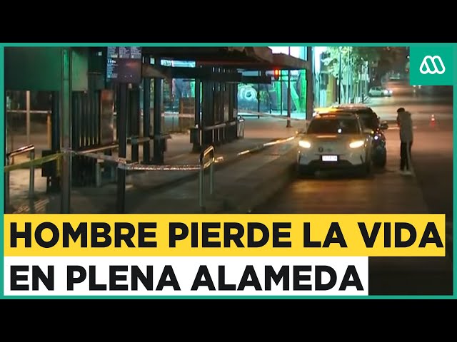 Hombre atacado en plena Alameda: Victima fallece en el lugar