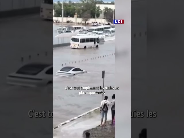Les images des pluies diluviennes qui sèment le chaos à Dubaï