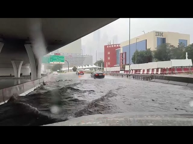 Historisch viel Regen in Dubai sorgt für dramatisches Hochwasser