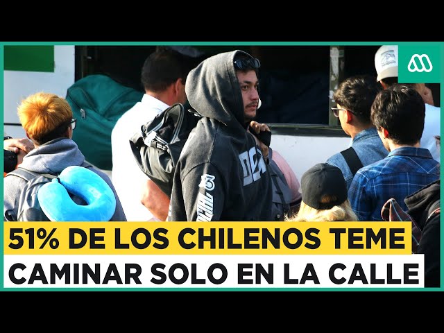 Encuesta revela que más de la mitad de los chilenos teme caminar solo en la calle