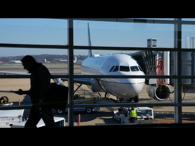 ⁣Planes narrowly miss collision at Reagan National Airport, FAA says