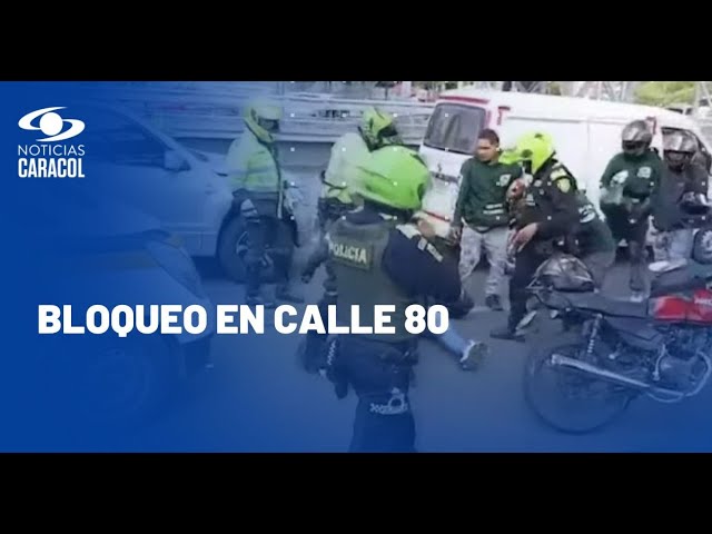 ⁣Enfrentamientos entre motociclistas y policías provocan bloqueo en calle 80