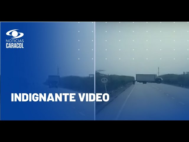 Video muestra cómo conductores en La Guajira debieron devolverse para no ser atracados en carretera
