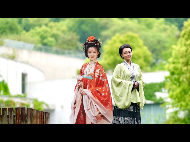 Live: Traditional Chinese clothing at the China National Silk Museum, Hangzhou
