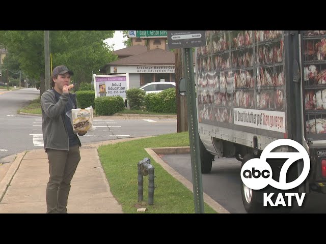 ⁣PETA sends truck to protest outside chicken restaurant in Little Rock