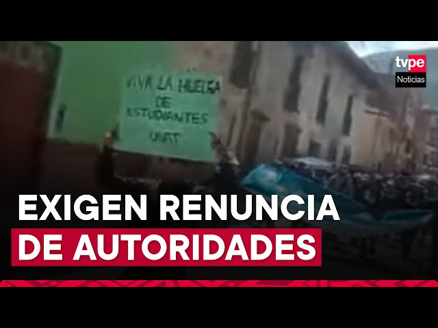 ⁣Huancavelica: alumnos de la UNAT bloquean vías en huelga indefinida