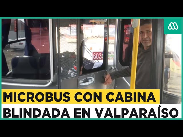⁣Conductor transita con cabina blindada para trabajar en microbús en Valparaíso
