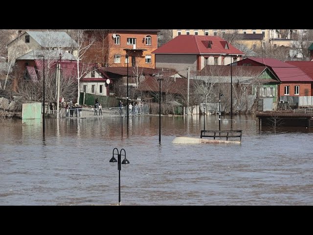 ⁣La Russie et le Kazakhstan, toujours en proie aux inondations
