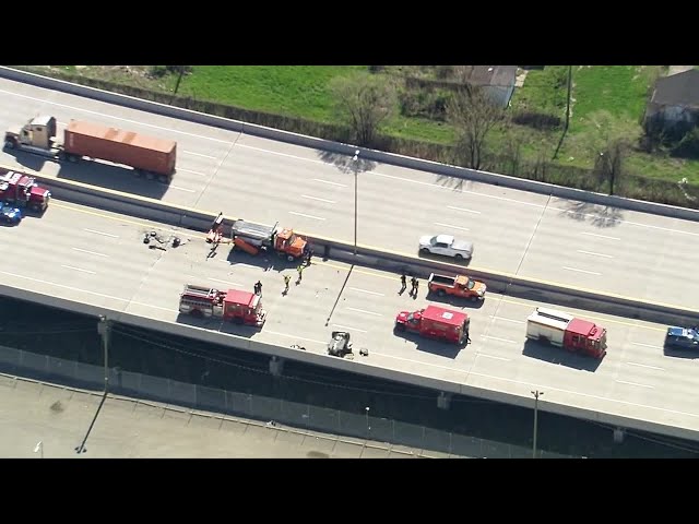 ⁣2 crashes close southbound I-75 in Southwest Detroit