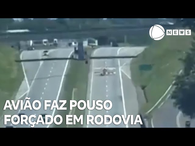 Avião faz pouso forçado em rodovia em São Paulo