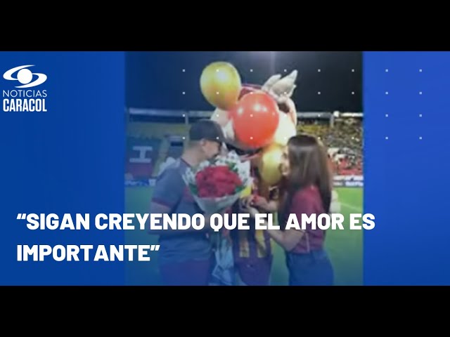 ⁣Le dio el sí: mujer le pidió matrimonio a su pareja en el partido de Tolima vs Patriotas