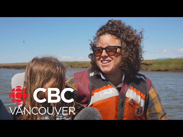 ⁣Volunteers clean up shores of Fraser River for Earth Day