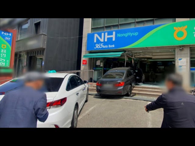 70대 몰던 승용차, 용인 지역농협 덮쳐…운전자 경상 / 연합뉴스TV (YonhapnewsTV)