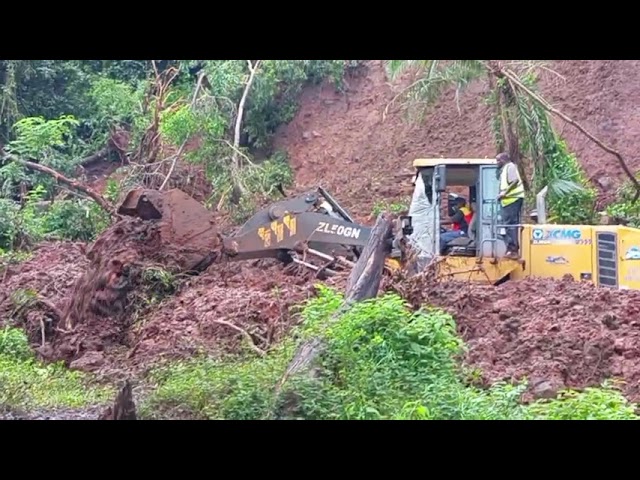 ⁣Dégagement de la route Miringoni-Barakani après un glissement de terrain