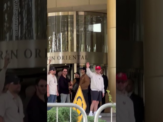 ⁣Jonas Brothers saludan a sus fanáticos afuera del hotel en Santiago