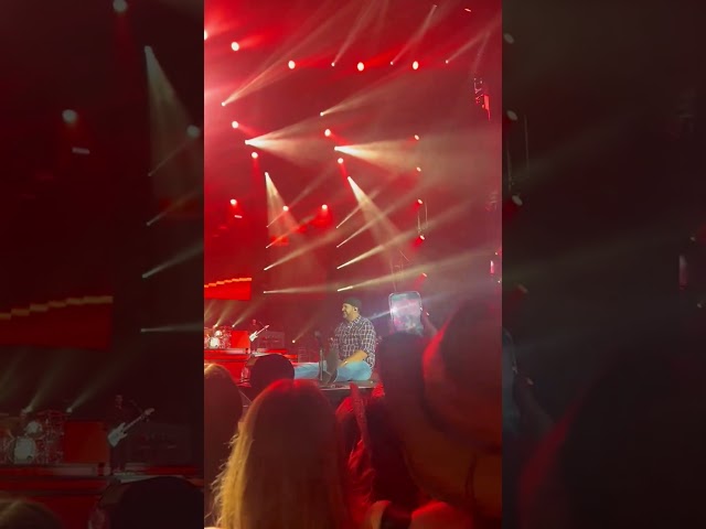 ⁣Watch: Luke Bryan slips and falls during concert #Shorts