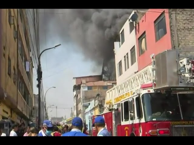 ⁣Bomberos solicitan apoyo por incendio en almacén de ceras y plástico en el Centro de Lima