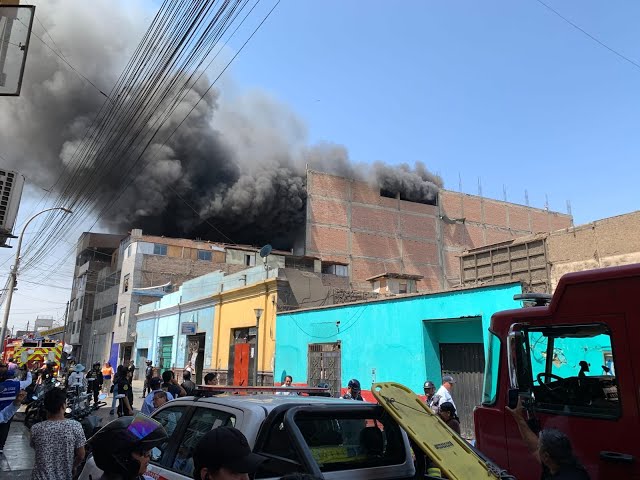 Policía rescata a una persona atrapada en incendio del Cercado de Lima