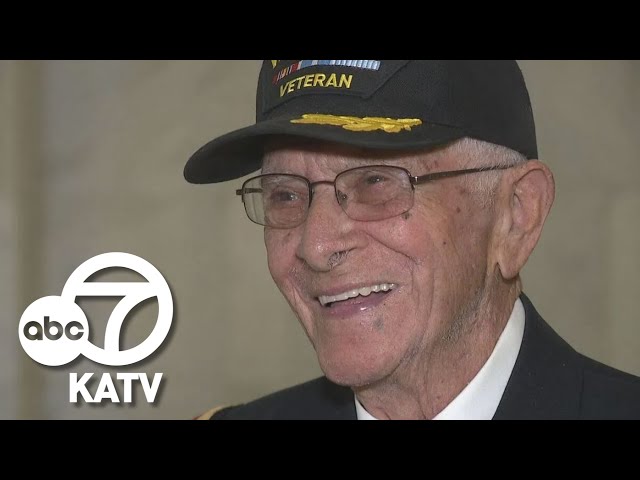 ⁣WWII veteran Jock Davis honored by Arkansas lawmaker