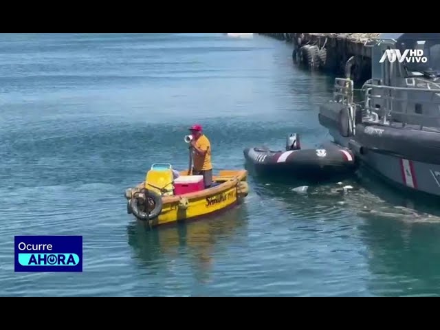 ⁣Paita: Heladero se vuelve viral por vender sus productos mar adentro