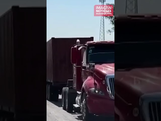 VIDEO: Camioneta es arrastrada por el tren | Shorts | Rey