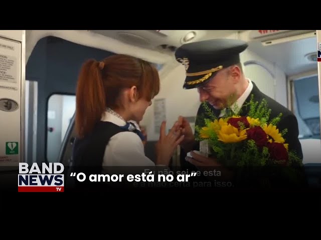 ⁣Piloto pede comissária em casamento durante voo | BandNews TV