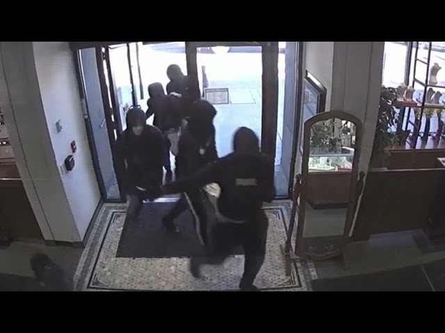 ⁣Video shows suspects waving weapons, smashing glass in Toronto jewelry store robbery