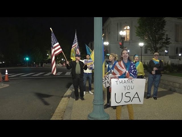 ⁣À Washington, les Ukrainiens et leurs supporters célèbrent l'augmentation de l'aide à l�