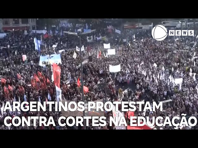 ⁣Argentinos protestam contra cortes na educação no país