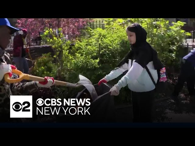 ⁣Migrants in NYC plant community garden to say thank you