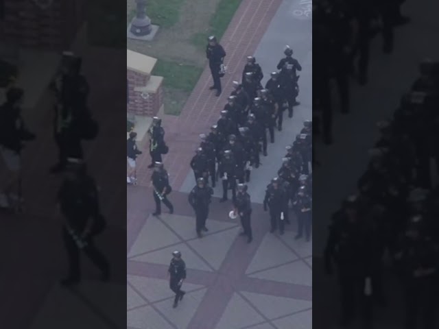 ⁣Dozens of LAPD officers begin to break up demonstration at USC