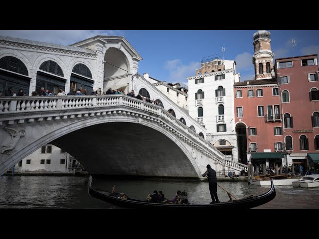 ⁣Contre le surtourisme, Venise expérimente un billet d'entrée à cinq euros • FRANCE 24