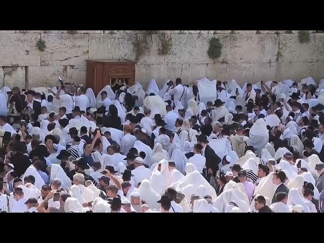 ⁣NO COMMENT: Fieles judíos reciben la bendición sacerdotal frente al Muro de las Lamentaciones