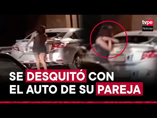 ⁣Áncash: mujer destroza el auto de su pareja con barra de metal tras discusión
