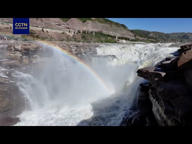 Потрясающие пейзажи водопада с радугой