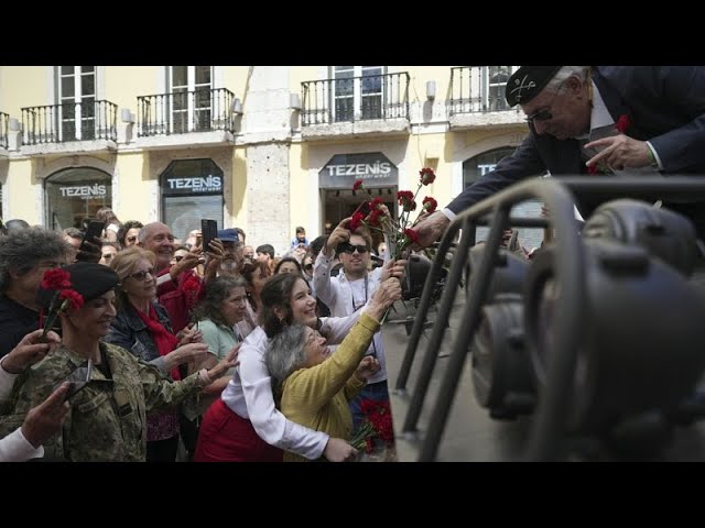 ⁣Portugal conmemora el 50 aniversario de la Revolución de los Claveles que instauró la democracia