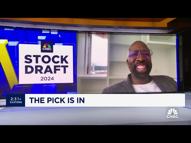 ⁣CNBC's 2024 Stock Draft: Kenny Smith picks Warner Bros. Discovery for his first-round pick