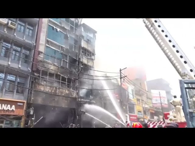 ⁣NO COMMENT: Varios muertos en un incendio que arrasó un restaurante y un hotel en India