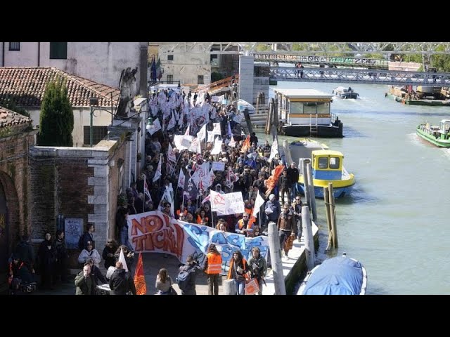 ⁣Los residentes de Venecia protestan contra la nueva tarifa de 5 euros para los turistas