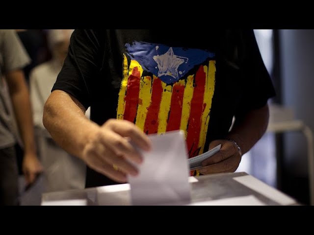 El CIS apunta a una victoria socialista y un empate entre ERC y Junts en las elecciones catalanas