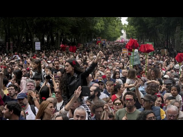 ⁣Zehntausende Menschen feierten in Portugal die Nelkenrevolution