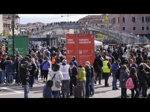 ⁣'No to tickets, yes to services and housing': Venetians protest €5 tourist entry fee