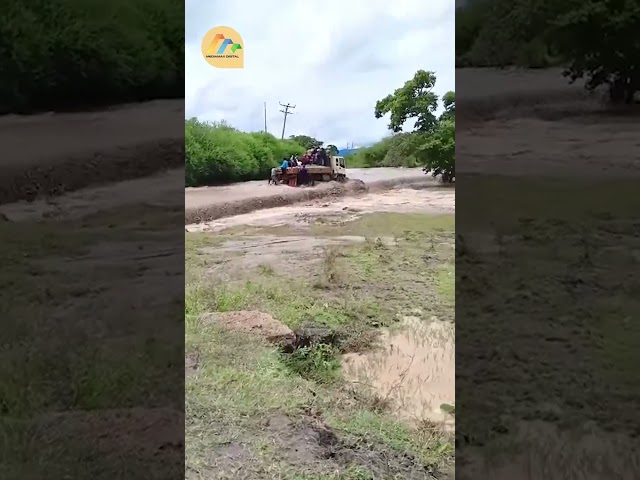 ⁣Lorry ferrying over 10 people swept away by flooded River Kwa Muswii at Kasikeu area, Sultan Hamud.