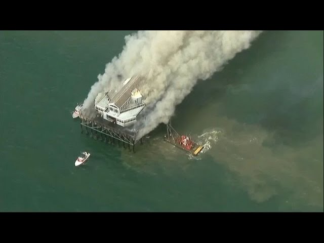 Kalifornien: Oceanside Pier in San Diego Flammen