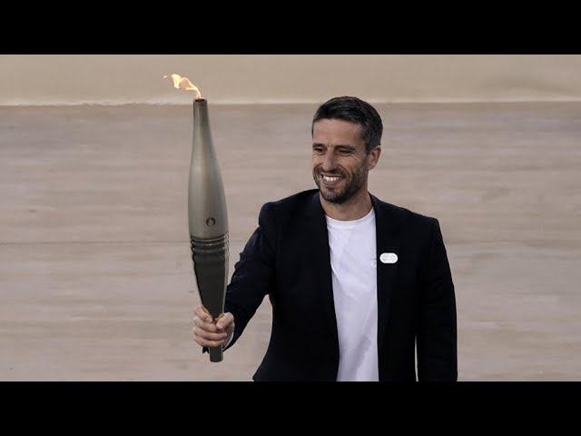 ⁣ألعاب باريس 2024: اليونان تسلم الشعلة الأولمبية للمنظمين الفرنسيين • فرانس 24 / FRANCE 24