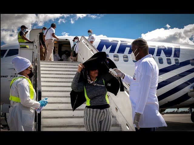 ⁣Llega a La Habana nuevo vuelo de deportación desde Estados Unidos con 47 cubanos a bordo